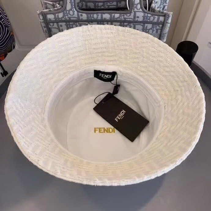 20冬季最新专柜款-Fendi20秋冬新款老花字母logo渔夫帽帽超名媛，加深帽型更显气质，本季爆款