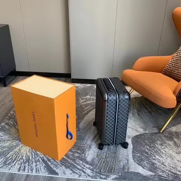 路易威登/LV Horizon 50拉杆箱，每一处设计细节无不散发出创新与轻盈的风格，全新的TSA箱锁到史上尤其舒适的旅行箱滚轮，以足以放入客舱的小巧尺寸提供令人惊异的高容量