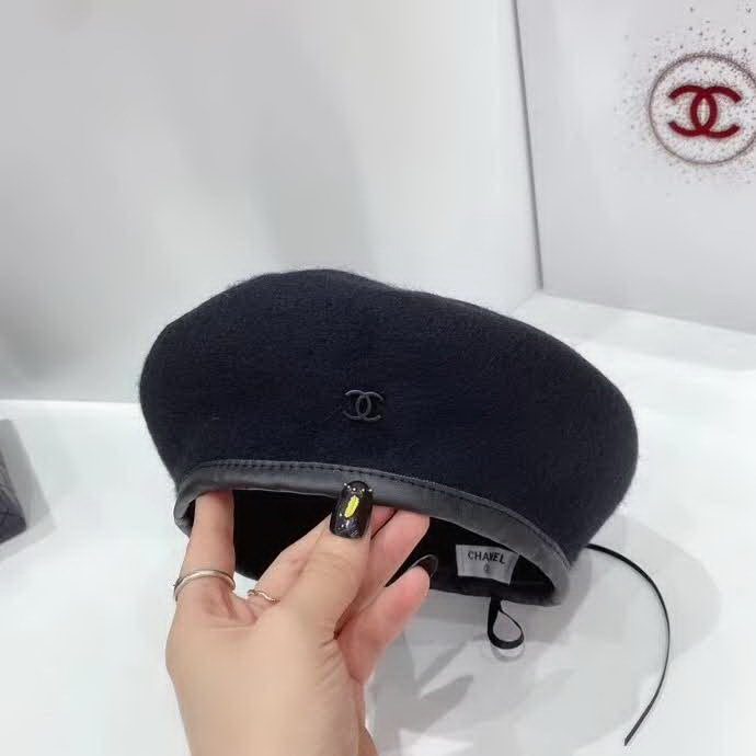 20冬季最新专柜款-Chanel秋冬新款简约时尚彩色羊毛贝雷帽，羊毛皮边彩色贝雷！很俏皮的款式，可爱甜美风！贝雷帽超好凹造型！颜色都很好看！香粉不要错过哦