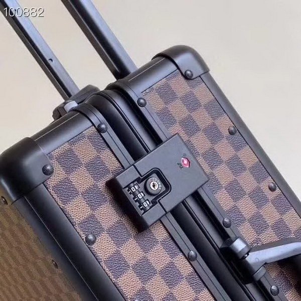 路易威登/LV 旅行箱，釆用高端PVC面料，耐磨，高档大气的LOGO，独特设计理念，趣味横生，时尚潮流，复古风格与完美工艺，二者结合