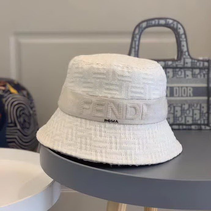 20冬季最新专柜款-Fendi20秋冬新款老花字母logo渔夫帽帽超名媛，加深帽型更显气质，本季爆款