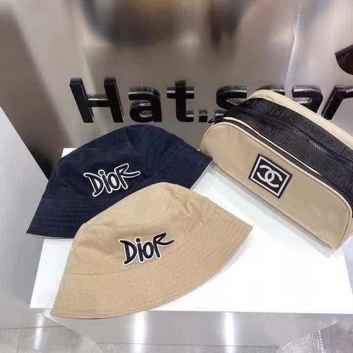 20冬季最新专柜款-迪奥Dior新款磨毛双棉布双面渔夫帽，刺绣字母logo，时尚桶帽型，街头风十足，透气棉布，四季可佩戴