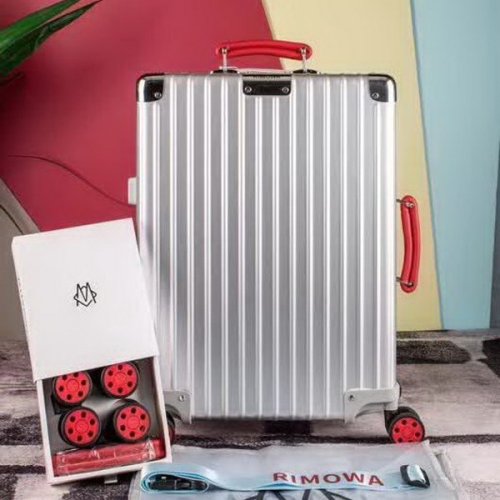日默瓦/Rimowa 旅行箱，全​铝​镁‎合金，经典款​的新版‎本，彩色皮质把手，购买就送透明套，4个轮子，2个手把，绑带，想怎么换就怎么换，永远是街头机场最靓的你