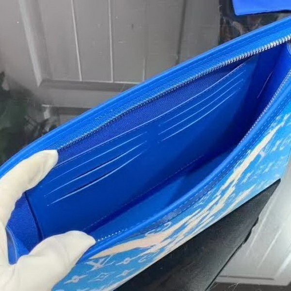 【原版皮】路易威登/LV pochette voyage手袋，以云朵主题焕新手袋设计，再令缥缈如云的品牌标识浮现于Monogram帆布背景，口袋和卡位实现有序收纳，款号：M45480