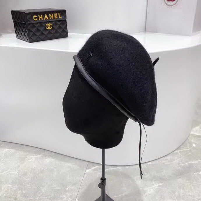 20冬季最新专柜款-Chanel秋冬新款简约时尚彩色羊毛贝雷帽，羊毛皮边彩色贝雷！很俏皮的款式，可爱甜美风！贝雷帽超好凹造型！颜色都很好看！香粉不要错过哦