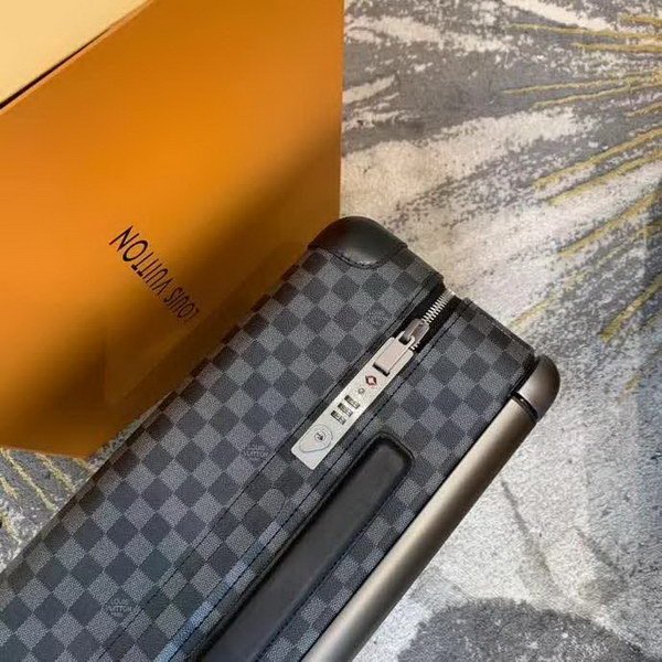 路易威登/LV Horizon 50拉杆箱，每一处设计细节无不散发出创新与轻盈的风格，全新的TSA箱锁到史上尤其舒适的旅行箱滚轮，以足以放入客舱的小巧尺寸提供令人惊异的高容量