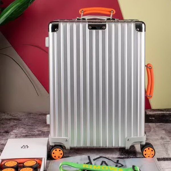 日默瓦/Rimowa 旅行箱，全​铝​镁‎合金，经典款​的新版‎本，彩色皮质把手，购买就送透明套，4个轮子，2个手把，绑带，想怎么换就怎么换，永远是街头机场最靓的你