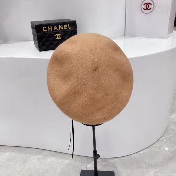 20冬季最新专柜款-Chanel秋冬新款简约时尚彩色羊毛贝雷帽，羊毛皮边彩色贝雷！很俏皮的款式，可爱甜美风！贝雷帽超好凹造型！颜色都很好看！香粉不要错过哦