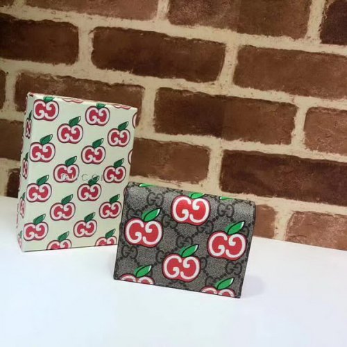 【原版皮】古驰/Gucci 苹果钱夹，为庆祝情人节推出的特别系列单品，融入了卡通风格的苹果图案，与品牌的双G字母交织图案巧妙搭配，尽显趣致设计，款号：624641