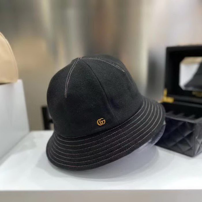 20冬季最新专柜款-古驰Gucci新款四片拼接撞色明线丸子头渔夫帽！此款都是无可挑剔的小可爱！高品质软羊毛呢子，手感滑软有质感，高颜值，保暖系数也很高，轻松阻隔冷空气，内里纯棉透气，舒适不闷热！可甜可盐的小渔夫