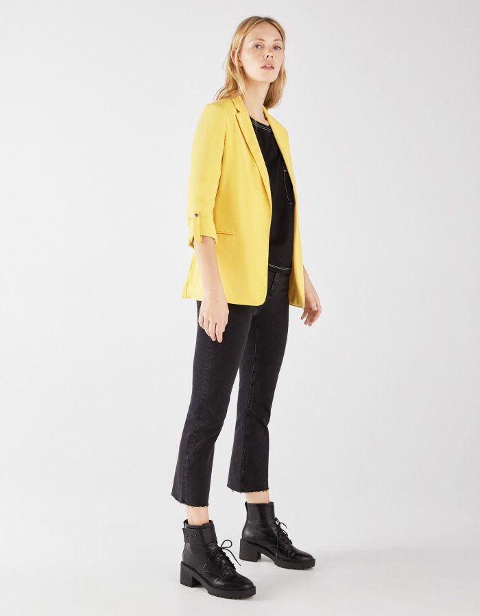Flowing blazer with rolled-up sleeves